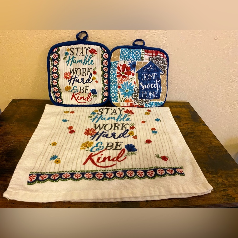 Set of 1 dish towel and 2 pot holders